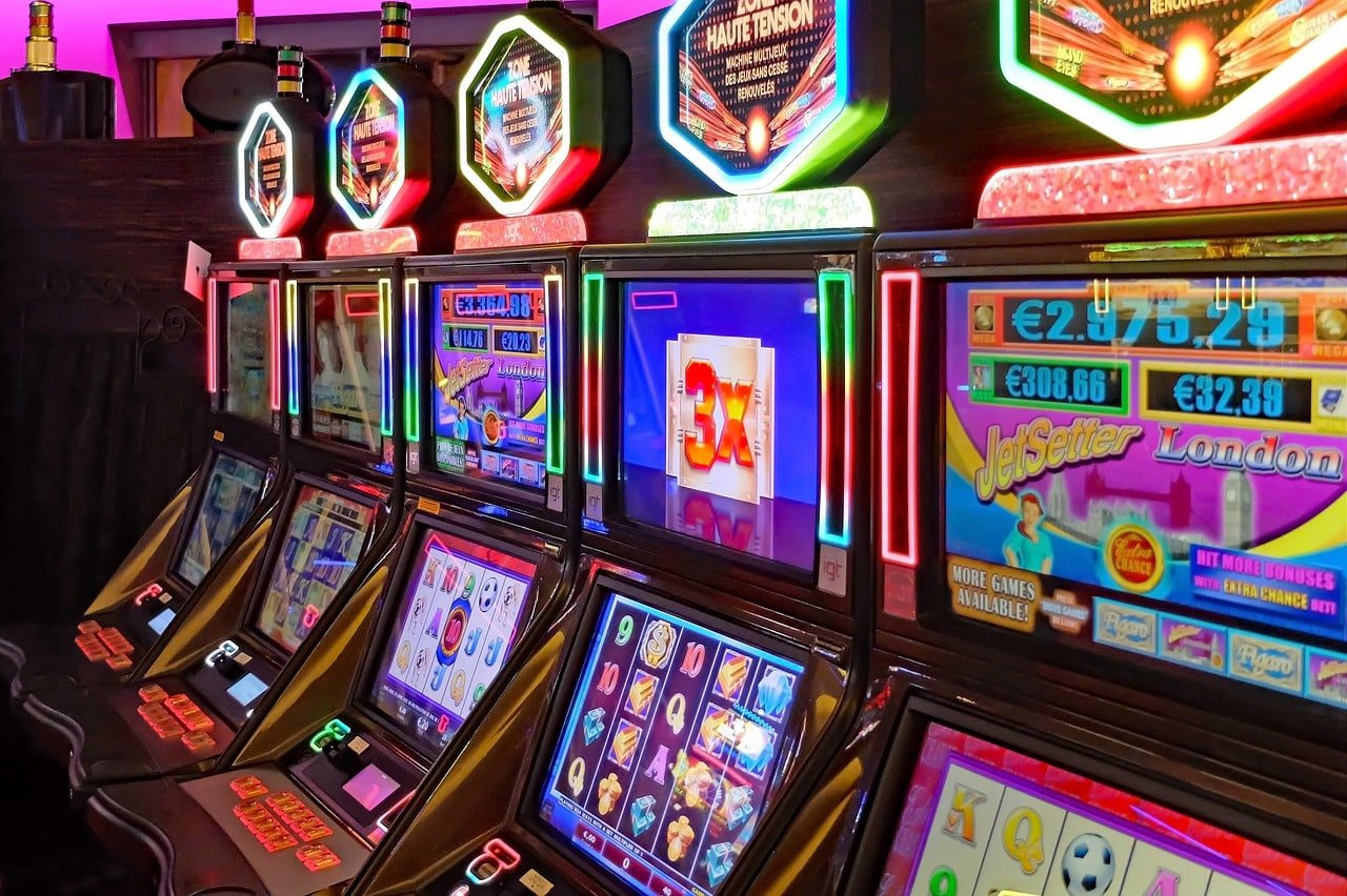 Tampilan slot bertema resort malam